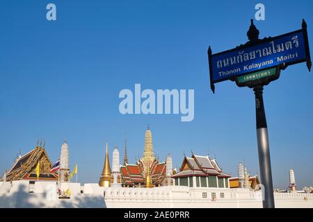Le Wat Phra Kaew et le grand complexe de Palais à Bangkok, Thaïlande, vu de l'extérieur de ses murs à Sanam Chai Road / Kalayana Maitri Road Banque D'Images