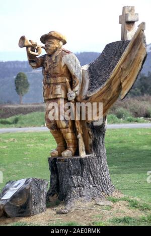 Le petit village de Legerwood a été mise sur le site en 2005, lorsque Eddie Freeman de Ross les arbres sculptés ici à la mémoire de soldats de la Première Guerre mondiale Banque D'Images