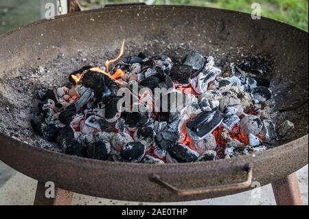 Barbecue fosse avec rougeoyant et Flaming Hot briquettes de charbon Le charbon ou la texture de fond alimentaire Plan Vue de dessus Banque D'Images