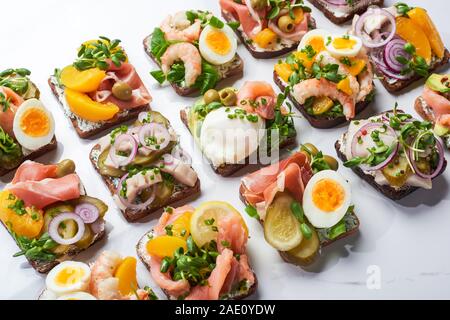 Sandwichs smorrebrod danois sur la surface en marbre blanc Banque D'Images