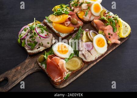 Focus sélectif de pain de seigle avec sandwiches smorrebrod danois sur la surface gris Banque D'Images