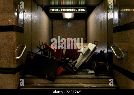 L'entrée à un examen à mi-parcours peut être vu pour être complètement bloqué par des meubles un samedi soir alors que les manifestants ont organisé des protestations à travers la ville. Banque D'Images