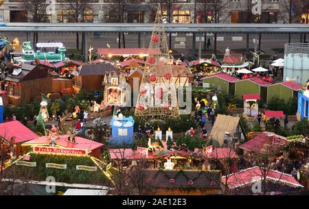 Leipzig, Allemagne. Le 05 mai 2019. Avis d'une partie de la marché de Noël de Leipzig avec la forêt féerique sur Augustusplatz. Avec près de 300 stands, le marché traverse toute la vieille ville de Leipzig. Credit : Waltraud Grubitzsch/dpa-Zentralbild/dpa/Alamy Live News Banque D'Images