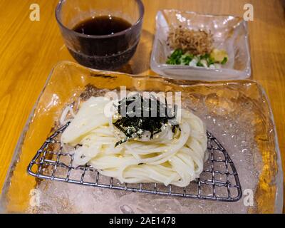 Zaru Soba nouilles froides japonais avec sauce servi sur la glace à un restaurant japonais. Un plat d'été populaire. Banque D'Images