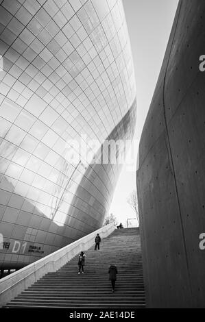 DEC 11, 2015 Séoul, Corée du Sud - conception de Dongdaemun plaza ou DDP de bâtiment architecture moderne en noir et blanc avec façade métallique et lon Banque D'Images