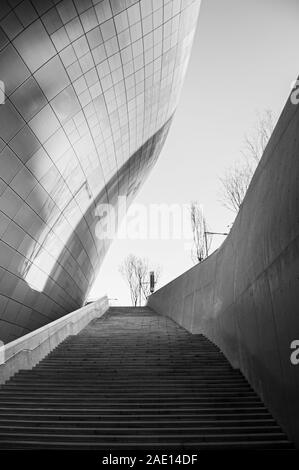 DEC 11, 2015 Séoul, Corée du Sud - conception de Dongdaemun plaza ou DDP de bâtiment architecture moderne en noir et blanc avec façade métallique et lon Banque D'Images