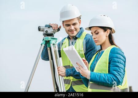 Avec les arpenteurs avec niveau numérique à la tablette à Banque D'Images