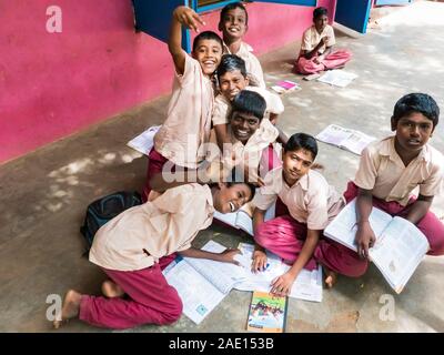 Pondichéry, Inde - décembre 2018, Circa. Heureux les enfants garçons non identifié les meilleures amis camarades dans les uniformes scolaires smiling showing thumb Banque D'Images