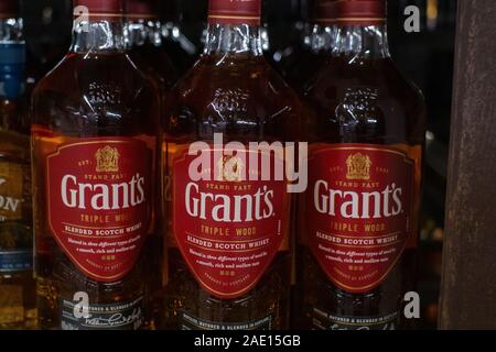 Tioumen, Russie - le 20 novembre 2019 : bouteille de whisky Grant's, la plus ancienne famille blended whisky, embouteillé par William Grant Fils en Ecosse. vente Banque D'Images