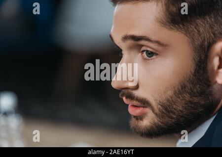 Portrait de jeune, barbu, thoughtful businessman Banque D'Images