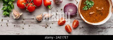 Soupe kharcho géorgien traditionnel avec des légumes et épices sur table, vue panoramique tourné Banque D'Images