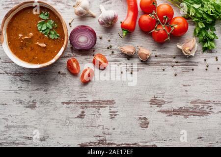 Soupe kharcho géorgien traditionnel avec des légumes et épices sur table Banque D'Images
