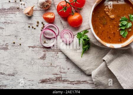 Vue de dessus de la soupe kharcho géorgien avec la coriandre et légumes sur table en bois Banque D'Images