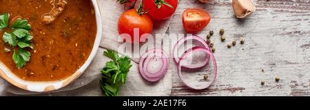 Vue de dessus de la soupe kharcho géorgien avec la coriandre et les légumes sur la table, vue panoramique tourné Banque D'Images