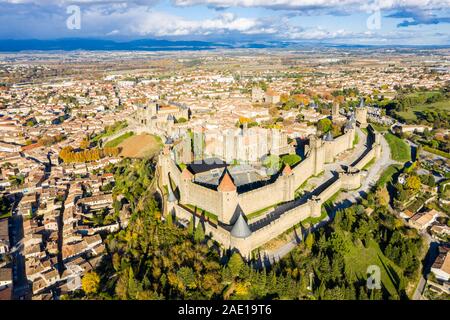 Vue aérienne de la Cité de Carcassonne, une cité médiévale au sommet d'une colline citadelle dans la ville de Carcassonne, Aude, Occitanie, France. Fondée à l'époque gallo-romaine Banque D'Images