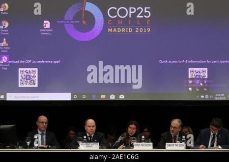 Madrid, Espagne. 19Th Mar, 2019. Carolina Schmidt (C), présidente de la 25e session de la Conférence des Parties (CDP25) à la Convention-cadre des Nations Unies sur le changement climatique et le ministre de l'environnement chilien, assiste à une conférence "Plate-forme de la société Ocean Science Solutions' à Madrid, Espagne, le 3 décembre 2019. Credit : Juan Carlos Rojas/Xinhua/Alamy Live News Banque D'Images