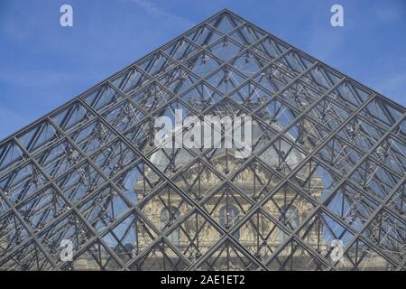 Haut de la pyramide de verre du Louvre, Paris avec l'ancien musée de pierre Banque D'Images