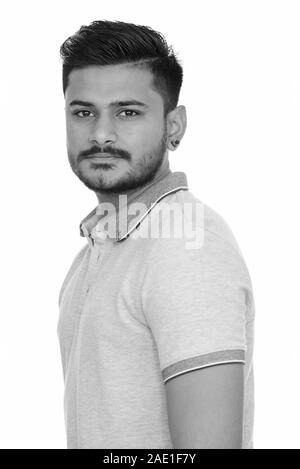 Beau jeune homme indien looking at camera en noir et blanc Banque D'Images