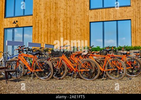 Stationnement pour vélos, Location de vélos. Façade en bois d'une maison en bois. Le concept de l'éco-transport. Banque D'Images