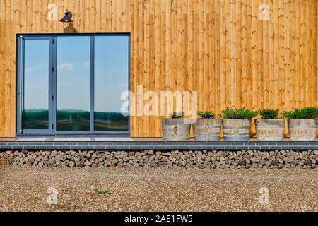 Façade en bois de la maison en bois. En bois jaune bordés. Fenêtres panoramiques. Vue parfait reflet dans une fenêtre de ciel bleu. Le concept d'éco-architecture Banque D'Images