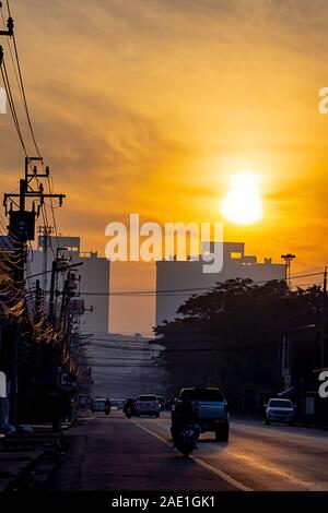 Le début de la lumière du soleil du matin qui brille sur les bâtiments et les voitures sur la route à Bangyai Ville de Bangkok en Thaïlande. 25 décembre , 2018. Banque D'Images