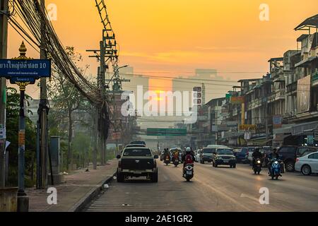 Le début de la lumière du soleil du matin qui brille sur les bâtiments et les voitures sur la route à Bangyai Ville de Bangkok en Thaïlande. Janvier 14, 2019 Banque D'Images