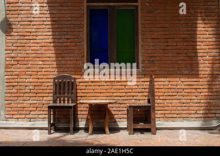 Vieilles chaises en bois dans les allées Banque D'Images