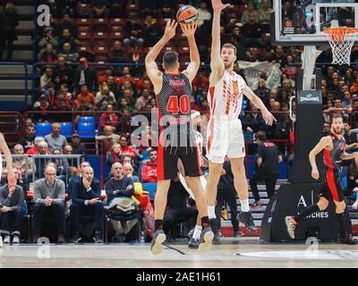 Milano, Italie. 05Th Dec 2019. luis scola, ala grande d'ax armani olimpia milano entravée par kuzmic de crvena zvezda mts stella rossa belgrado pendant AX Armani Exchange Milano vs Stade Crvena Zvezda Mts Belgrado, basket-ball championnat de l'Euroleague à Milan, Italie, 05 Décembre 2019 : Crédit Photo Agency indépendante/Alamy Live News Banque D'Images