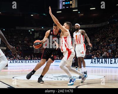 Milano, Italie. 05Th Dec 2019. luis scola, ala grande d'ax armani olimpia milan contrariée de Jovanovic de crvena zvezda mts stella rossa belgrado pendant AX Armani Exchange Milano vs Stade Crvena Zvezda Mts Belgrado, basket-ball championnat de l'Euroleague à Milan, Italie, 05 Décembre 2019 : Crédit Photo Agency indépendante/Alamy Live News Banque D'Images