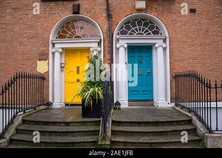 Portes géorgiennes vintage en jaune et turquoise à Dublin Banque D'Images