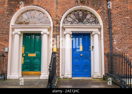 Georgian vert et bleu porte dans Dublin historique Banque D'Images