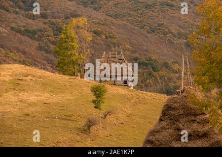 Paysage d'automne avec une petite maison en bois avec toit de chaume Banque D'Images