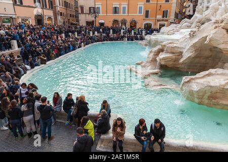 Rome, Italie - 13 Février 2016 : un grand nombre de touristes sont à proximité de la fontaine de Trevi un symbole iconique de la Rome impériale Banque D'Images