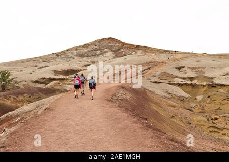 Un groupe de randonneurs marchant le long d'une voie du désert avec des roches volcaniques et des dunes de sable de l'île de Madère (Ponta de Sao Lourenco, Portugal, Europe)