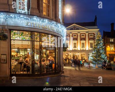 Bettys Cafe et l'hôtel particulier au crépuscule à Noël en St Helens Square Ville de York Yorkshire Angleterre Banque D'Images