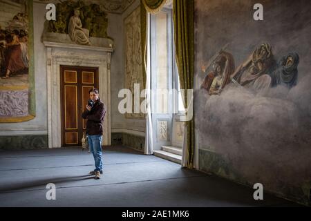 LUCCA, ITALIE - 24 NOVEMBRE 2019 : les gens inconnus dans le parc des expositions de photographie à l'intérieur du palais ducal Banque D'Images