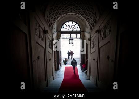 LUCCA, ITALIE - 24 NOVEMBRE 2019 : des inconnus dans l'entrée à l'intérieur du palais des Doges Banque D'Images