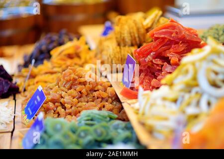 Un assortiment de fruits secs sur l'affichage à un marché de producteurs au cours de lituanien traditionnelle foire de printemps à Vilnius, Lituanie Banque D'Images