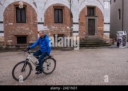 LUCCA, ITALIE - 24 NOVEMBRE 2019 : des inconnus à pied à la Piazza San Martino, Toscane Banque D'Images