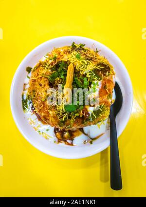 Raj kachori chaat à fond jaune. Banque D'Images