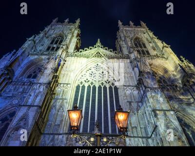 Allume les lampes de la rue et de l'Ouest avant de Yorks Minster court éclairé à la tombée de la ville de York Yorkshire Angleterre Banque D'Images