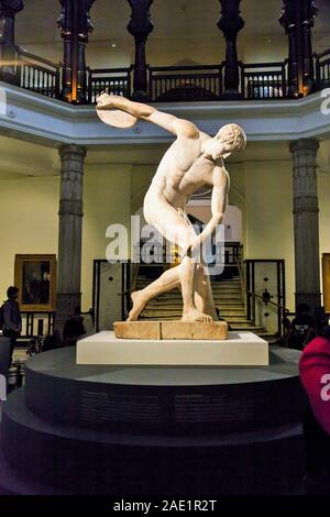 The Discus Thrower par Myron 450 BC copie de sculpture grecque antique au CSMVS Museum, Prince of Wales Museum, Bombay, Mumbai, Maharashtra, Inde, Asie Banque D'Images