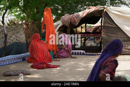 PUSHKAR, INDE - Le 31 octobre : Les femmes en sari colorés et voiles observer sous forme de camp de gitans nomades au purdah le 31 octobre 2019 à Pushkar, Rajasthan Banque D'Images