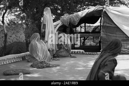 PUSHKAR, INDE - Le 31 octobre : Les femmes dans les voiles et sari observer sous forme de camp de gitans nomades au purdah le 31 octobre 2019 à Pushkar, Rajasthan, Inde. Banque D'Images