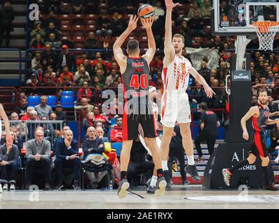 Milano, Italie. 5 déc, 2019), Luis scola, ala grande d'ax armani olimpia milano entravée par kuzmic de crvena zvezda mts stella rossa belgradoduring AX Armani Exchange Milano vs Stade Crvena Zvezda Mts Belgrado, basket-ball championnat de l'Euroleague à Milan, Italie, 05 décembre 2019 - LPS/crédit : Savino Savino Paolella Paolella/LPS/ZUMA/Alamy Fil Live News Banque D'Images