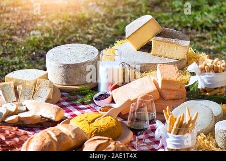 Découper des produits typiques de Bergame à partir de la Vallée de Taleggio. Fromages. La polenta. Banque D'Images