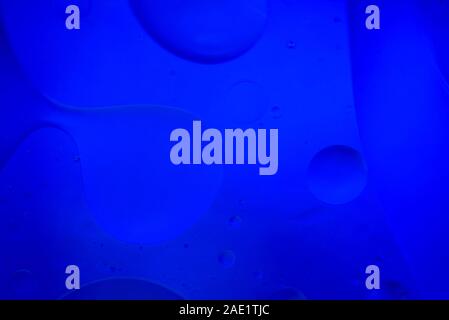 Résumé fond flou artistique photo faite avec l'huile, l'eau et du savon. Dans les tons bleu. Banque D'Images