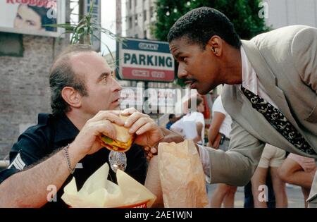 BOB HOSKINS et Denzel Washington en état de coeur (1990), réalisé par JAMES D. PARRIOTT. Credit : New Line Cinema / Album Banque D'Images