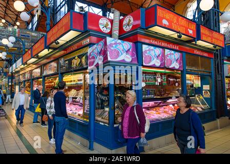 Les gens shopping au Marché Central Hall, le plus grand et le plus ancien marché couvert de Budapest, Hongrie Banque D'Images