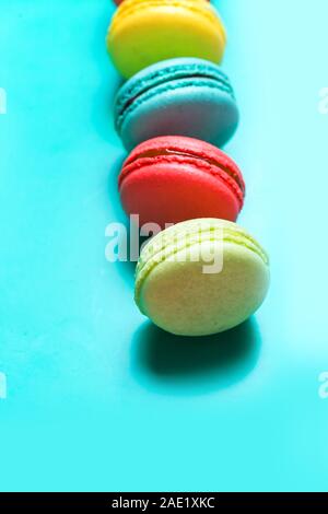 Cake macaron macaron ou sur fond bleu turquoise Banque D'Images